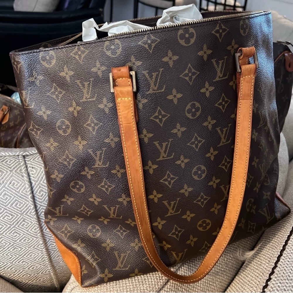 Authenticated LV Vutton
Monogram Coated Canvas & Vachetta
Leather Cabas Mezzo